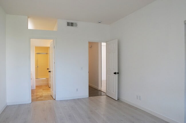 Building Photo - 401 El Cielo Rd