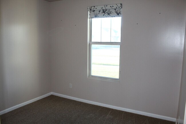 Building Photo - Beautiful 4 Bedroom in Avon!