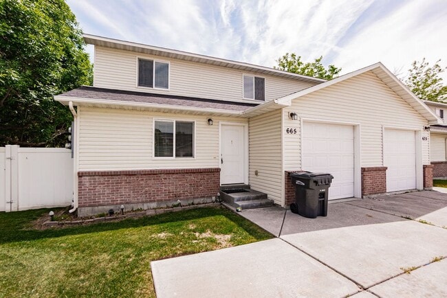 Primary Photo - Updated 2-Bedroom Home with Garage and Fen...