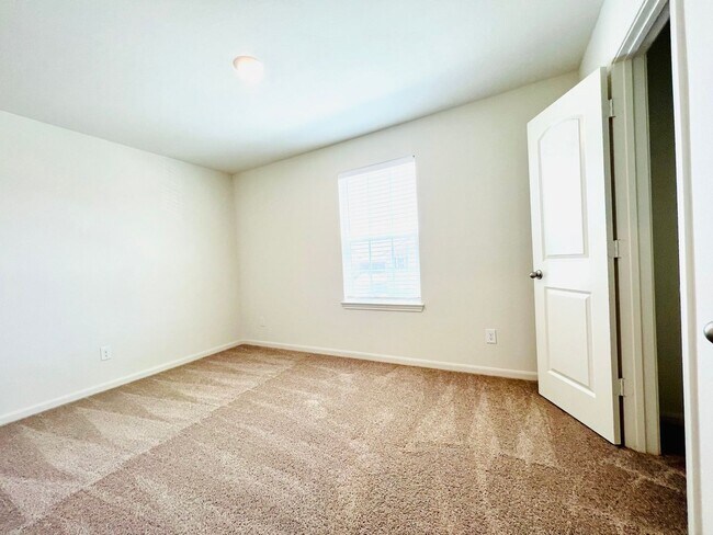 Building Photo - Gorgeous 3 bedroom | 2.5 bath home in great location!