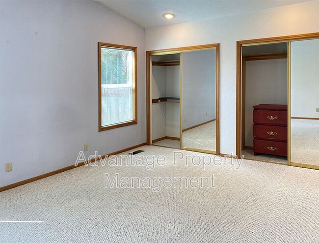 Building Photo - 1138 NE Conser Pl