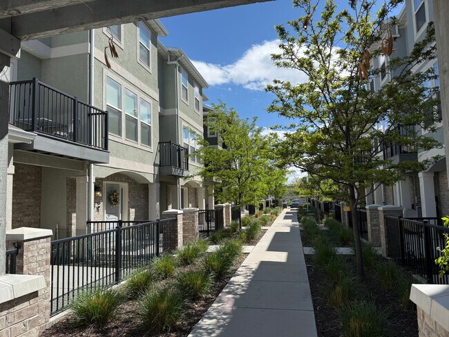 Building Photo - 1780 W Torlundy Dr
