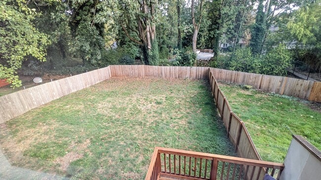 Building Photo - Spacious Townhome Duplex with Large fenced...