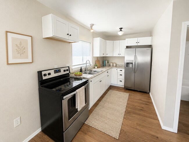 Building Photo - 623 E Sanson Ave