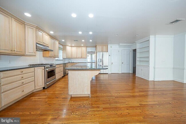 Building Photo - 714 Greythorne Rd