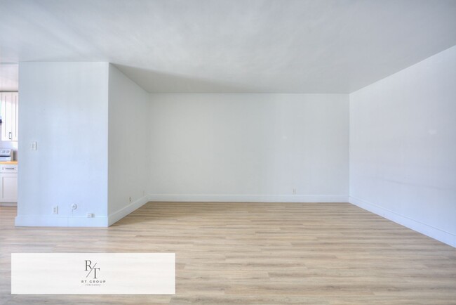 Building Photo - Remodeled 1-Bedroom Condo in Prime Hancock...