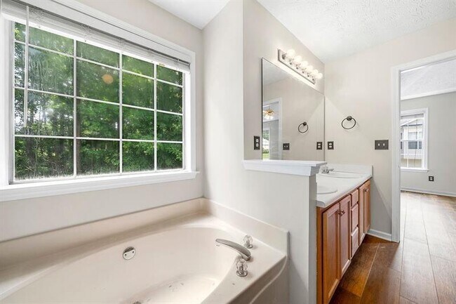 Building Photo - 62 Austin Bridge Ln