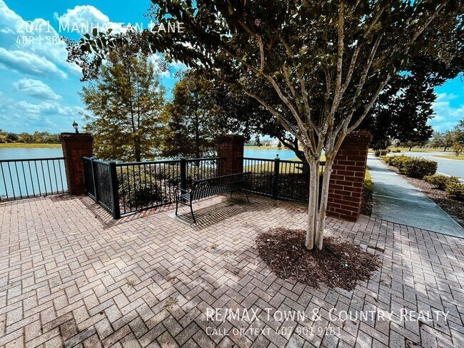 Building Photo - 2041 Manhattan Ln
