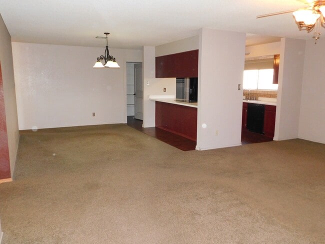 Building Photo - 4 BEDROOM HOME IN COLLEGE PARK!