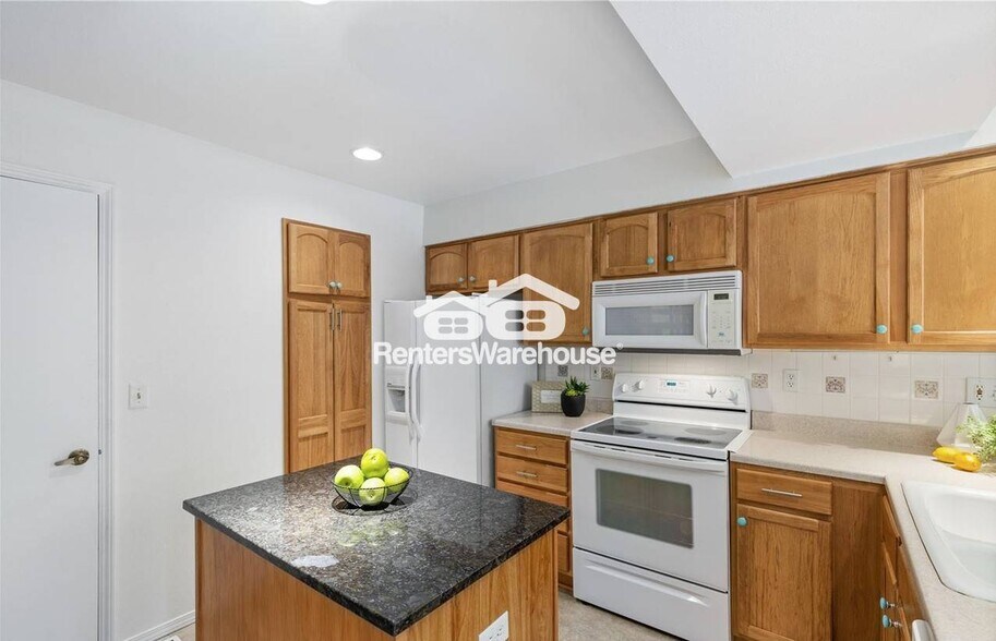 Building Photo - 1173 S Sable Blvd