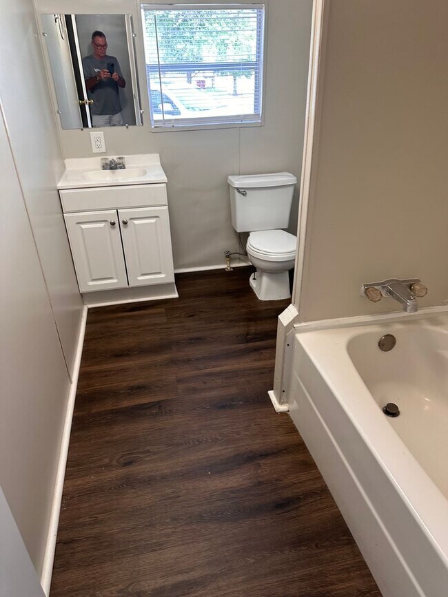Building Photo - Spacious 2-Bedroom/ 2-Bath Mobile Home - Great Location in Crestview with W/D Connections