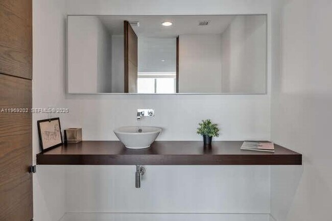 Building Photo - 900 Biscayne Blvd