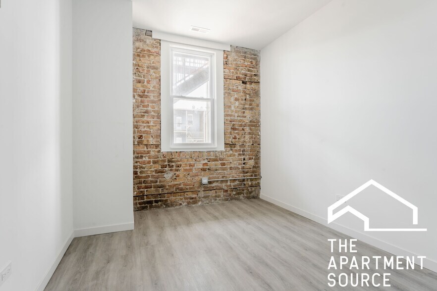 Building Photo - 2743 W Division St