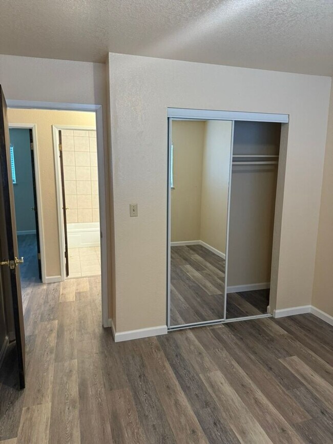 Building Photo - 3-bedroom, 2-bathroom home in great neighb...