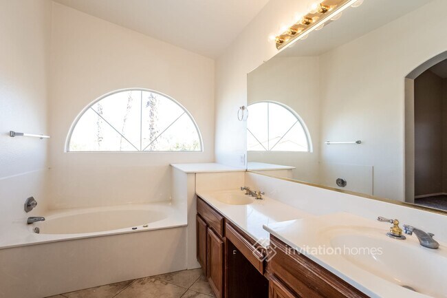 Building Photo - 2153 S Raven Cir