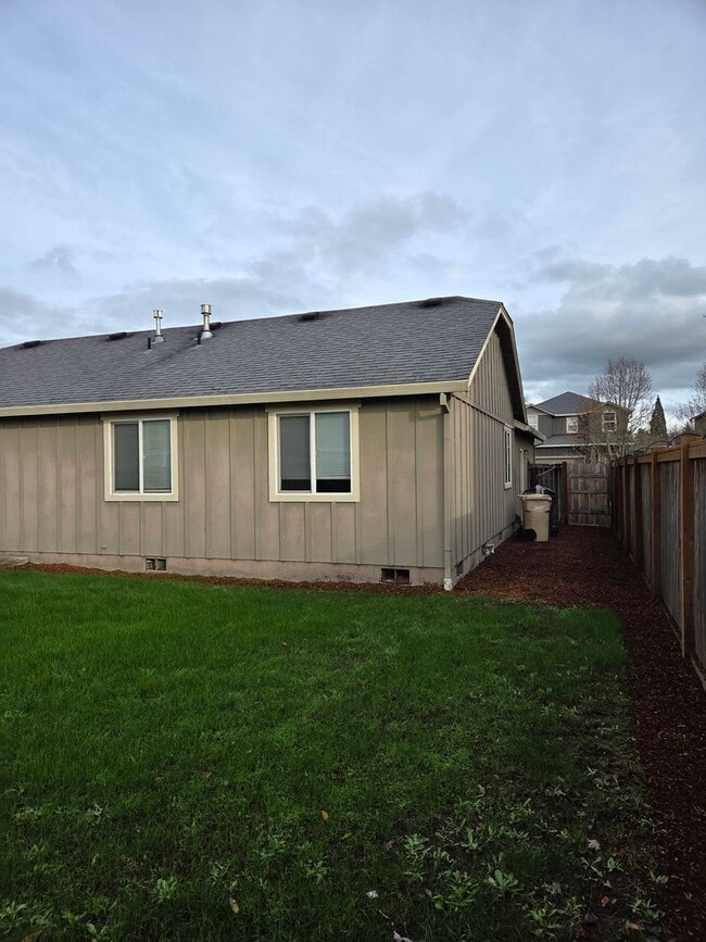 Building Photo - Beautiful Home! Large open living room! Double Car Garage! In private HOA neighborhood! Next to S...