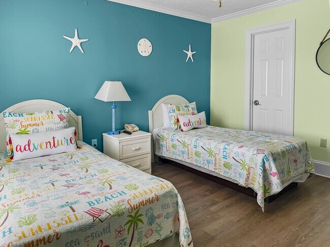 Building Photo - Amazing 3-Bed Condo with HUGE porch on the beach