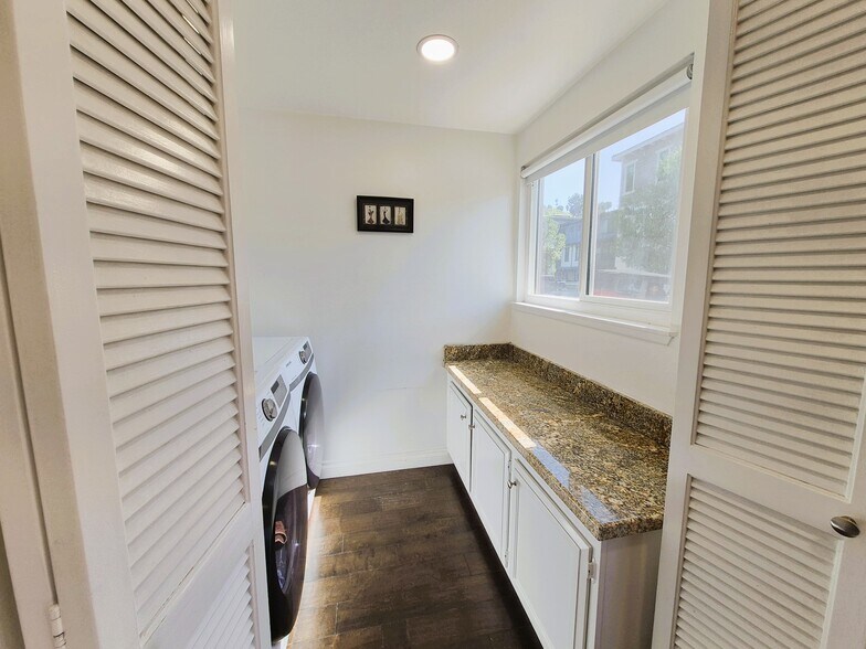 Building Photo - 5313 Sevilla Ct