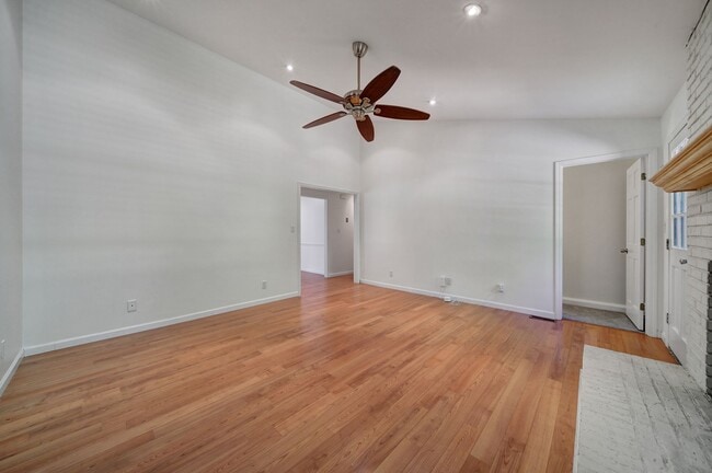 Building Photo - Charming Matthews Home for Rent!