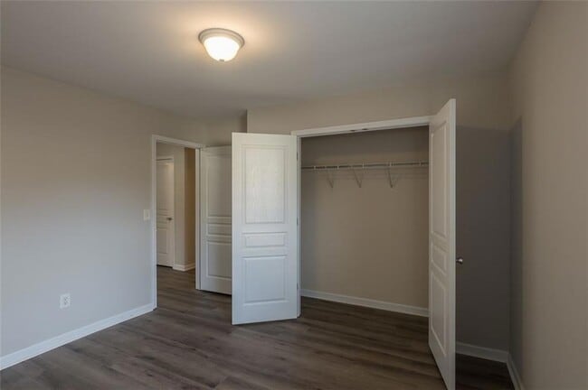 Building Photo - 204 Parc View Ln