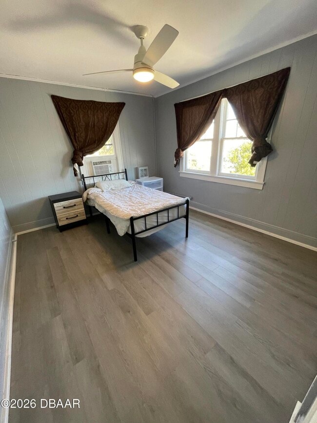 Building Photo - 411 N Oleander Ave