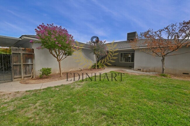 Building Photo - 412 W Sample Ave