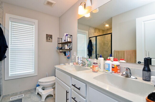 Building Photo - Beautiful 4-Bed 3-Bath Home in Minneapolis - Available 9/10!