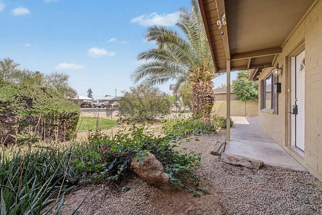 Building Photo - 1531 W 7th St