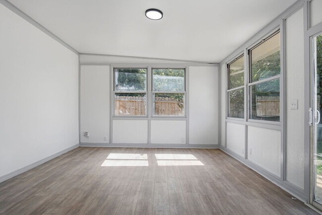 Building Photo - 549 E Ercoupe Dr
