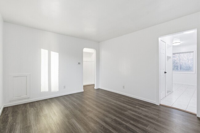 Building Photo - 10934 Nottingham Rd