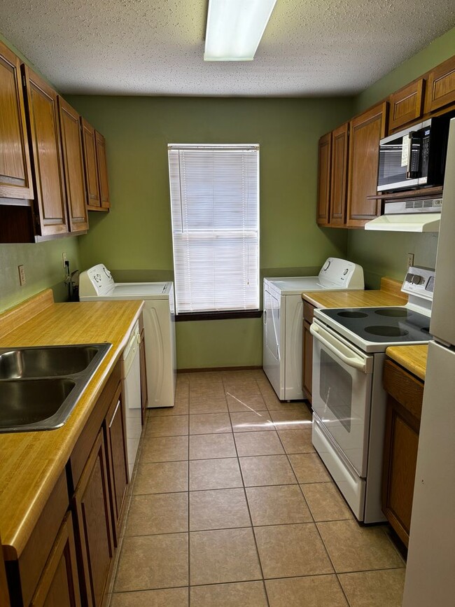 Building Photo - Oakview Condos