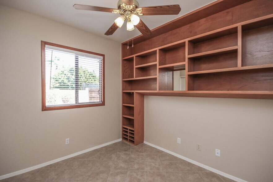 Building Photo - 11170 W Holly St