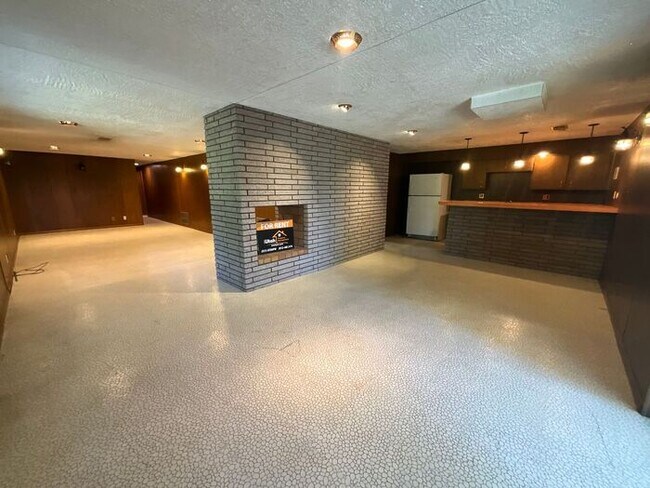 Building Photo - 4 bdrm 3 bth plus a Den/office Home 2 Car ...