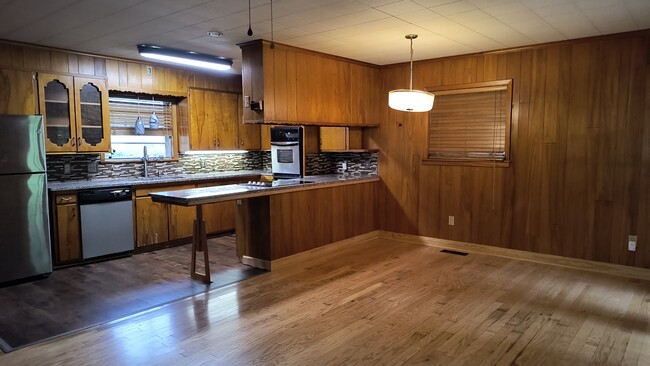 Building Photo - 107 Friendswood