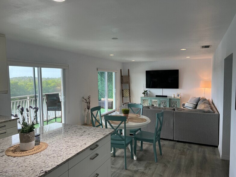 Building Photo - 8815 Bay Pointe Dr