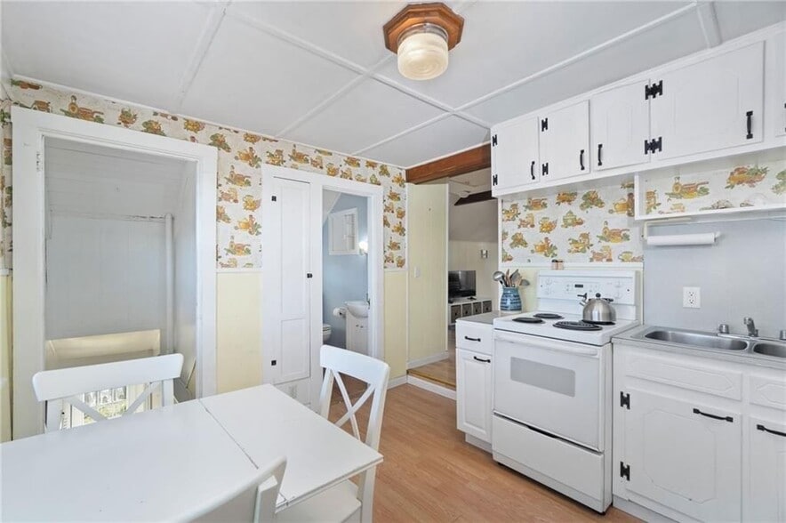 Building Photo - 15 Cedar Ave