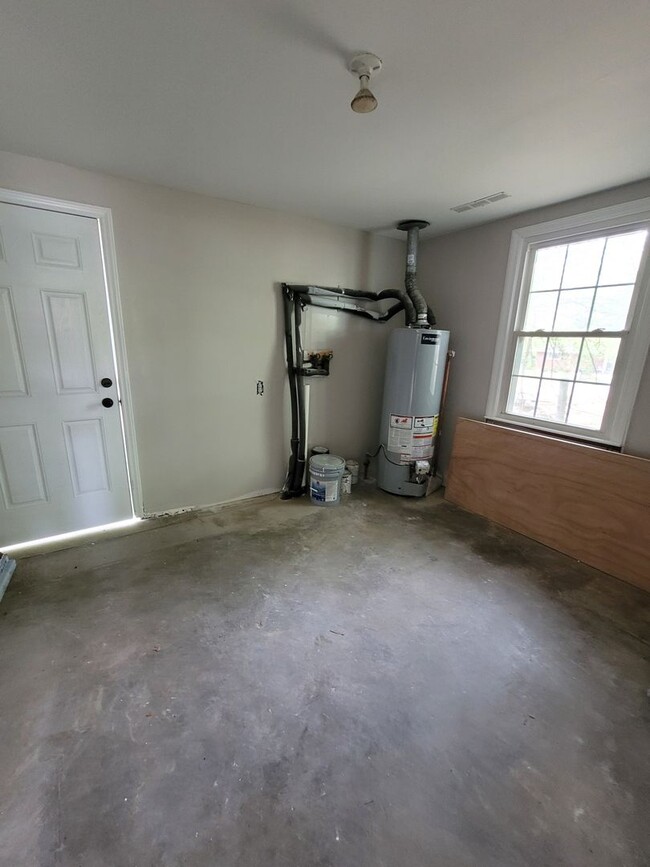 Building Photo - Adorable 3 BR Ranch.  Hardwoods throughout!