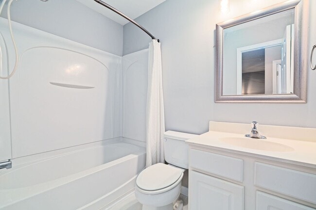 Building Photo - Stylish Comfort in a Prime Location!