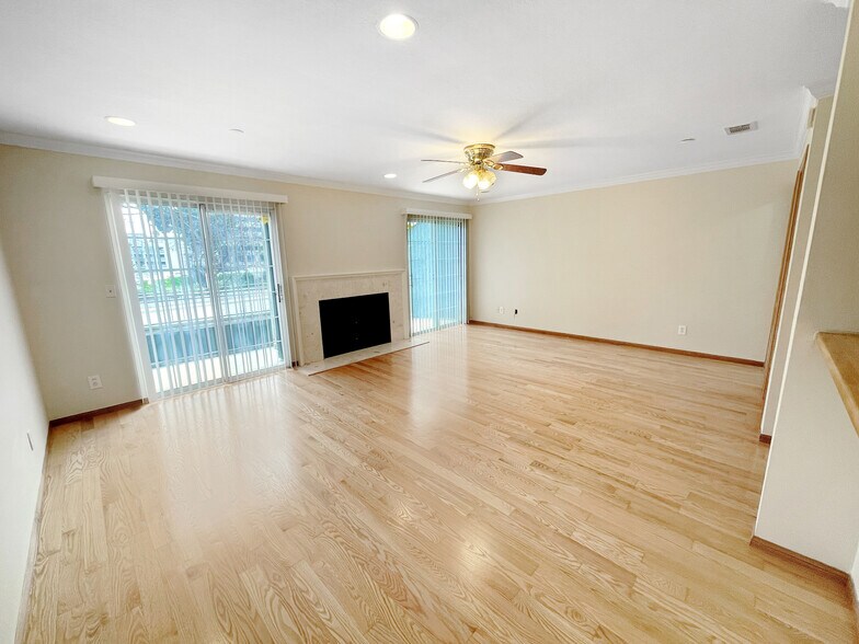 Building Photo - 379 N Mentor Ave