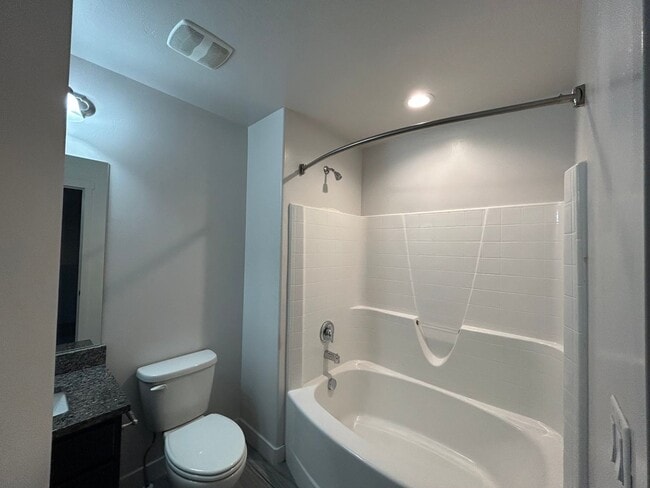 Building Photo - Modern Townhome