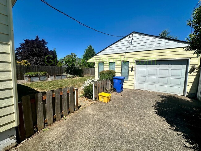 Building Photo - 2-Bedroom 2-Bathroom House in NE Portland,...