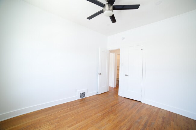 Building Photo - 246 S Sycamore Ave