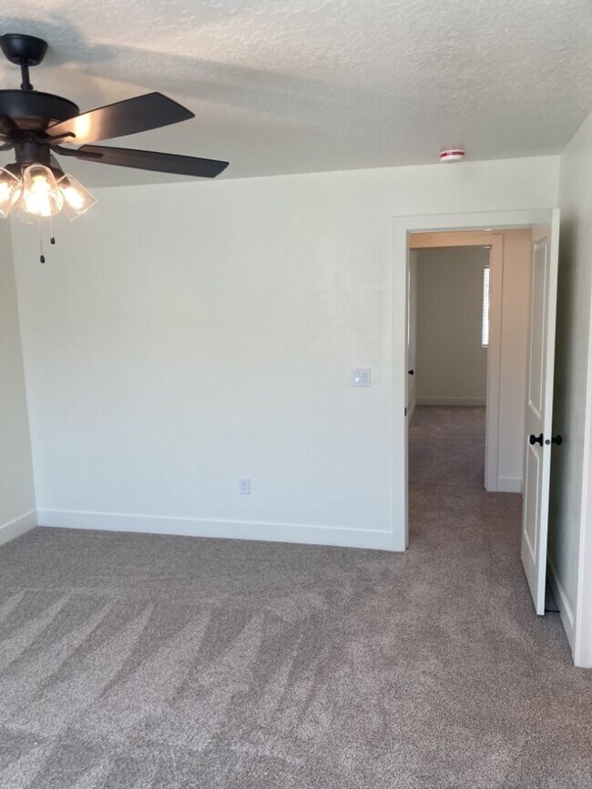 Building Photo - Move-In Discount - 3 Bed - 2.5 Bath, Newer...