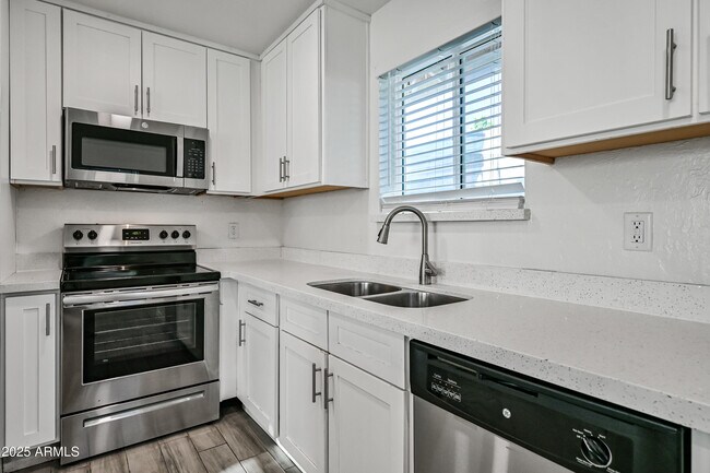 Building Photo - 1310 W Cochise Dr