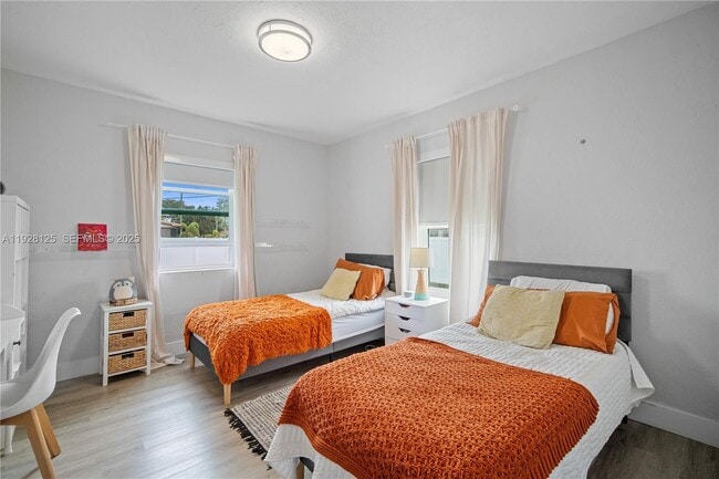 Building Photo - 16101 NE 11th Ave