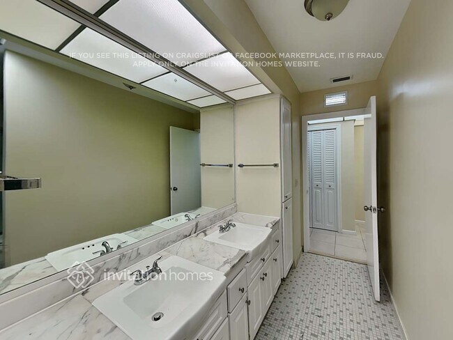 Building Photo - 2005 NE 62nd St