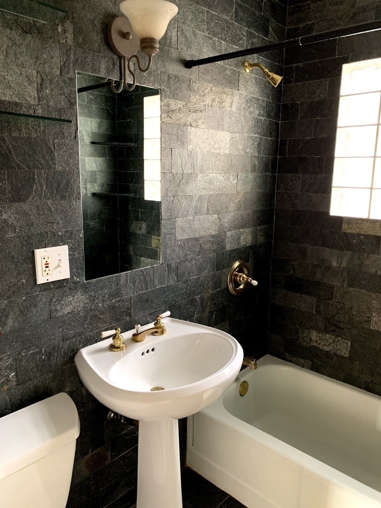 Building Photo - 7407 NE Hassalo St