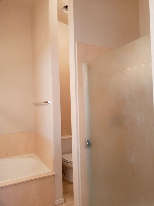 Building Photo - Affordable Ventana Cutie!!