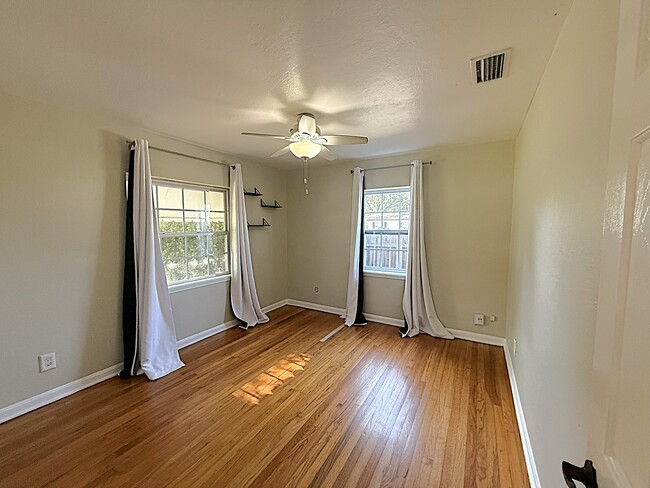 Building Photo - 3000 Knollwood Cir