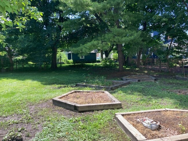 Building Photo - 825 Wilson Ave